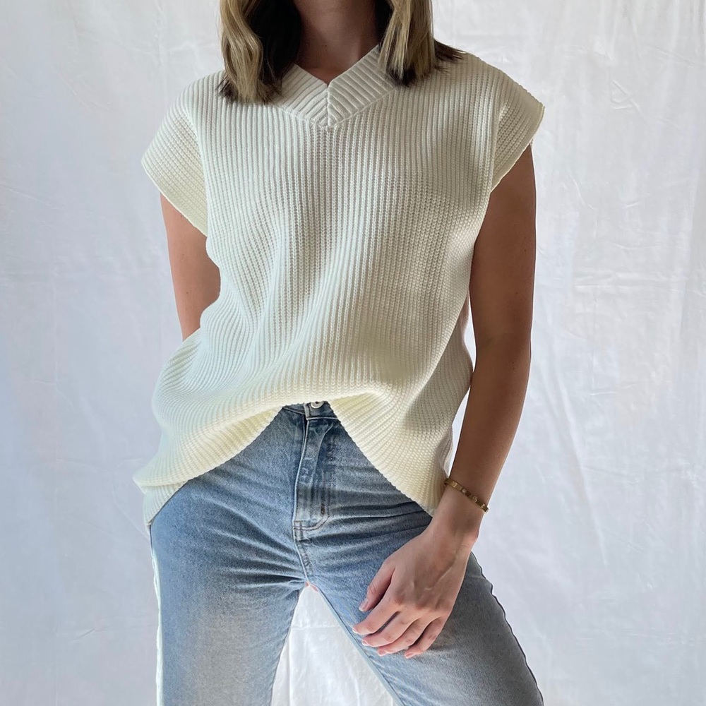 Oversized, v-neck sweater vest